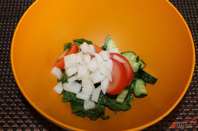 Фото приготовление рецепта: Салат из шпината с овощами и дайконом шаг №4