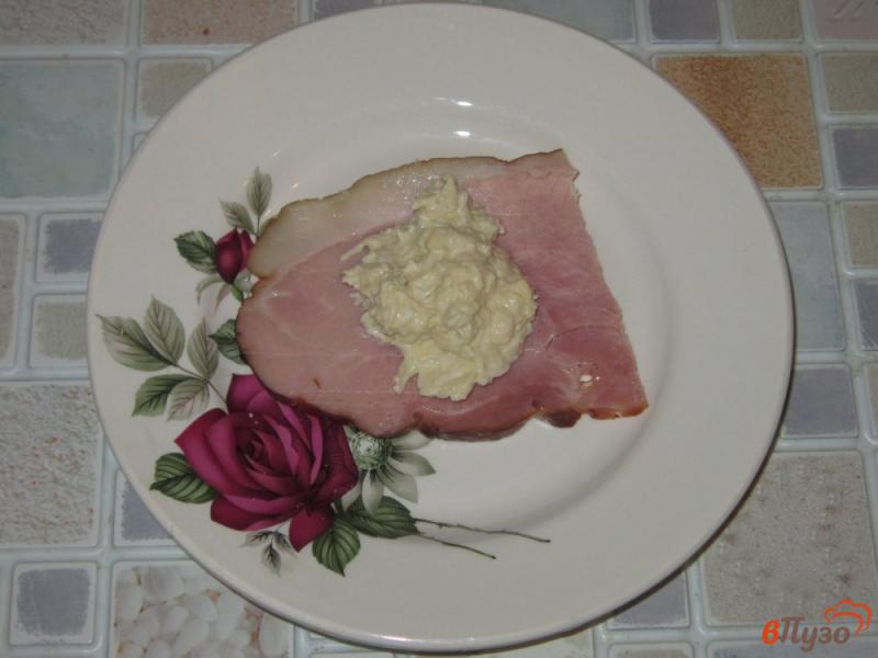 Фото приготовление рецепта: Рулет из свиного карбонада с яйцом и сыром шаг №6