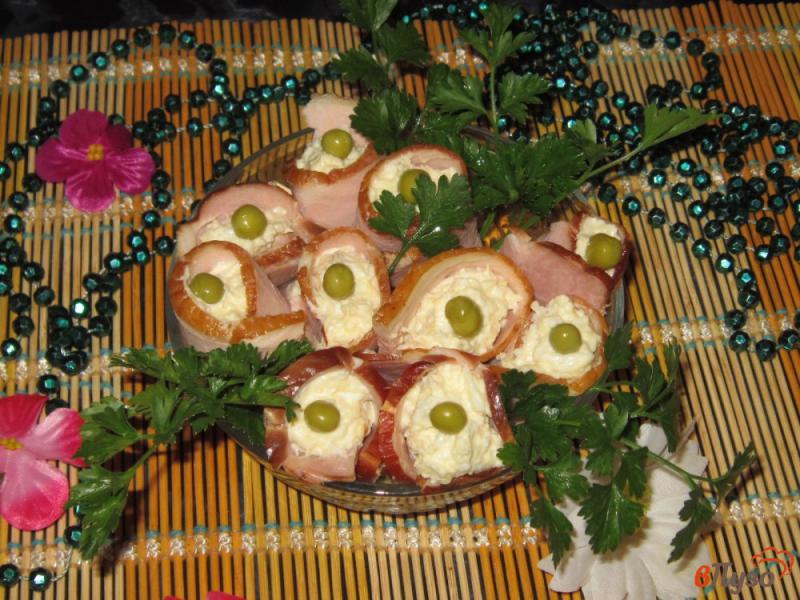 Фото приготовление рецепта: Рулет из свиного карбонада с яйцом и сыром шаг №7