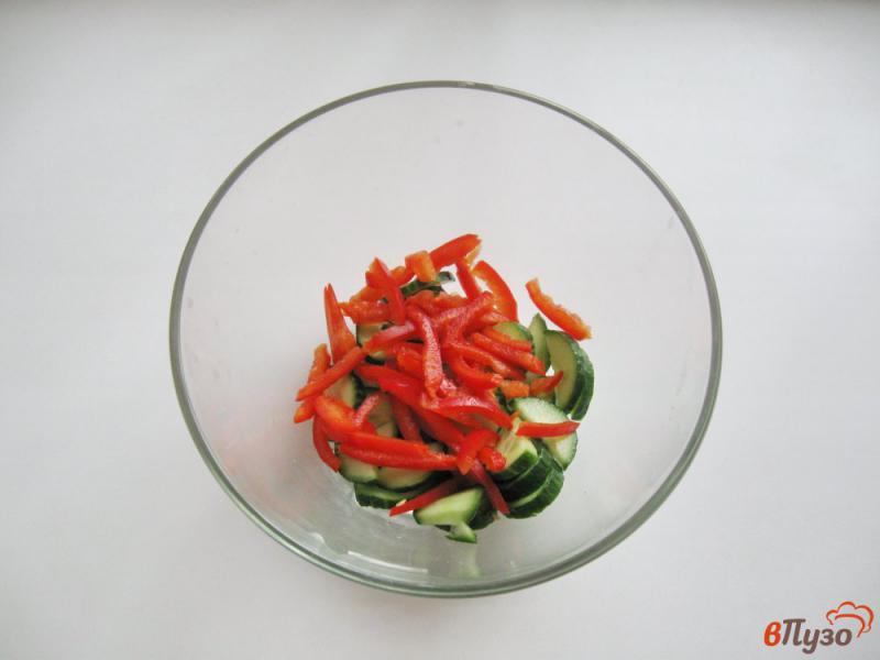 Фото приготовление рецепта: Салат с пекинской капустой, огурцами и красным перцем шаг №2