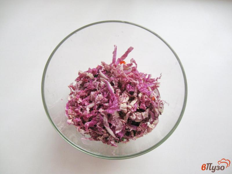Фото приготовление рецепта: Салат с пекинской капустой, огурцами и красным перцем шаг №5