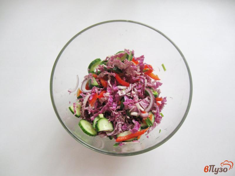 Фото приготовление рецепта: Салат с пекинской капустой, огурцами и красным перцем шаг №6