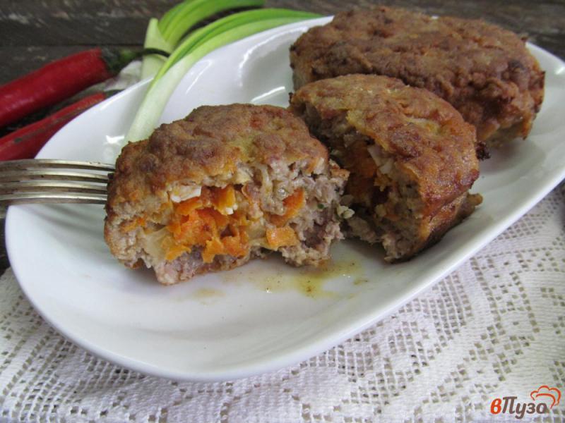 Фото приготовление рецепта: Зразы из мясного фарша с начинкой из моркови и яйца шаг №7
