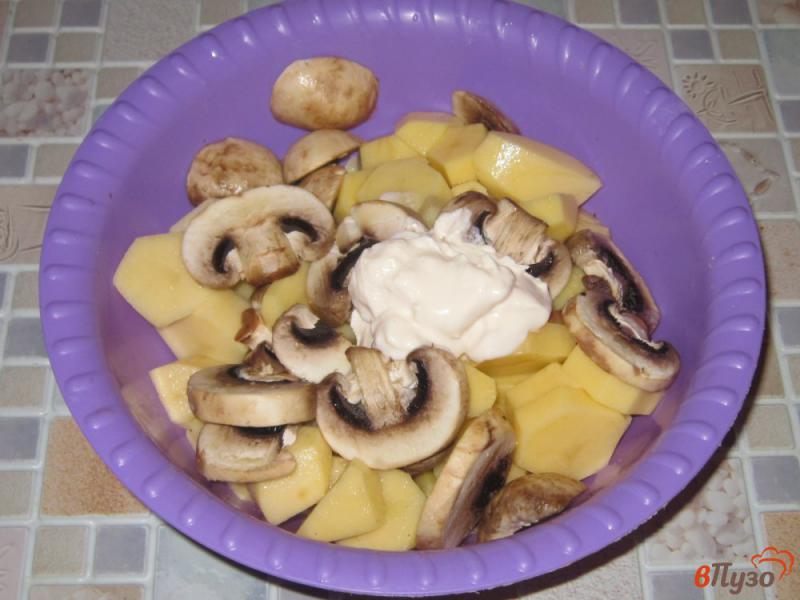 Фото приготовление рецепта: Утка запеченная с картофелем и грибами в сметане шаг №4