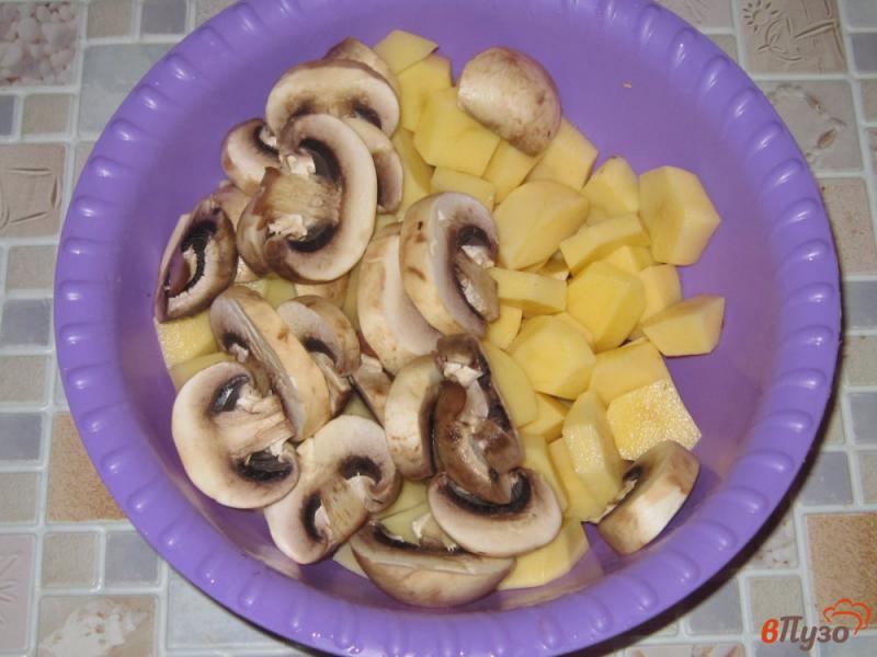 Фото приготовление рецепта: Утка запеченная с картофелем и грибами в сметане шаг №3