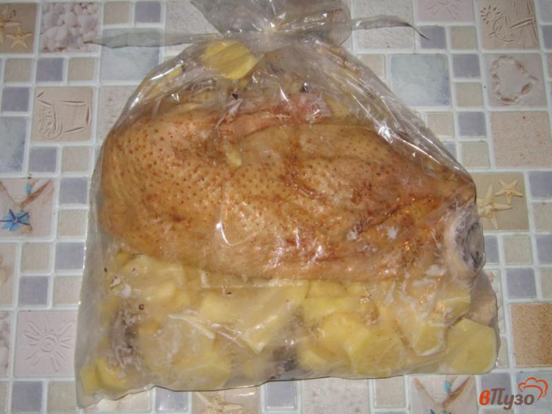 Фото приготовление рецепта: Утка запеченная с картофелем и грибами в сметане шаг №6