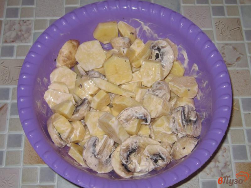 Фото приготовление рецепта: Утка запеченная с картофелем и грибами в сметане шаг №5