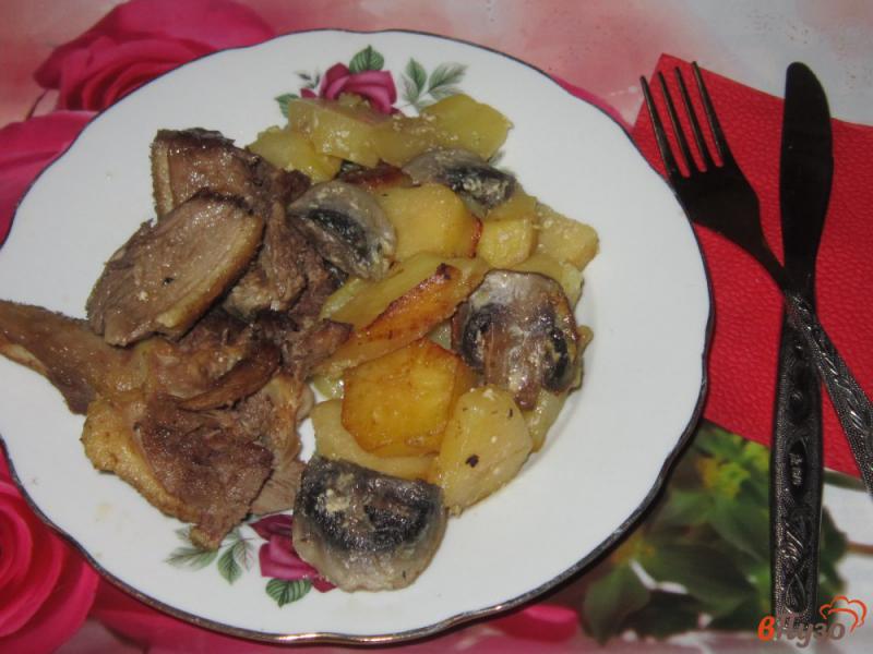 Фото приготовление рецепта: Утка запеченная с картофелем и грибами в сметане шаг №8