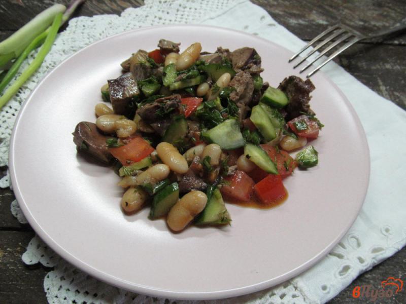 Фото приготовление рецепта: Салат из куриной печени с помидором и фасолью шаг №4