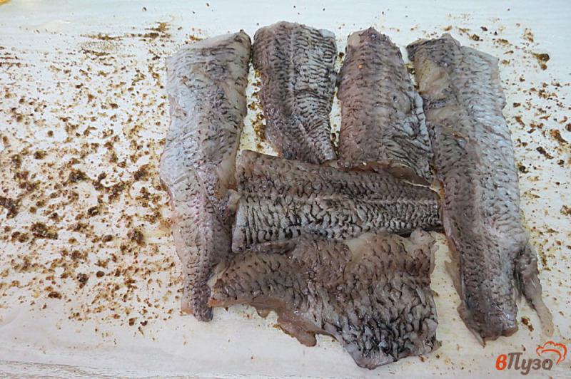 Фото приготовление рецепта: Рыба жареная в пергаменте шаг №4