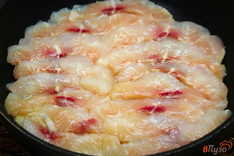 Фото приготовление рецепта: Рыбное филе запеченное в духовке с яйцом и йогуртом шаг №2
