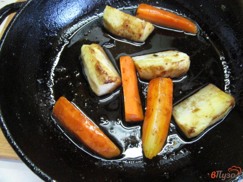 Фото приготовление рецепта: Утиная грудка и пастернак с морковью шаг №4