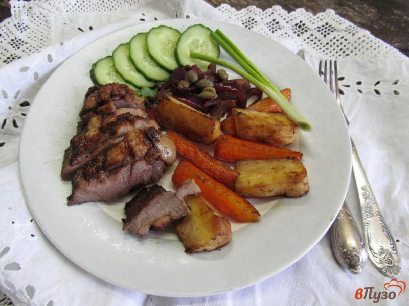 Фото приготовление рецепта: Утиная грудка и пастернак с морковью шаг №7