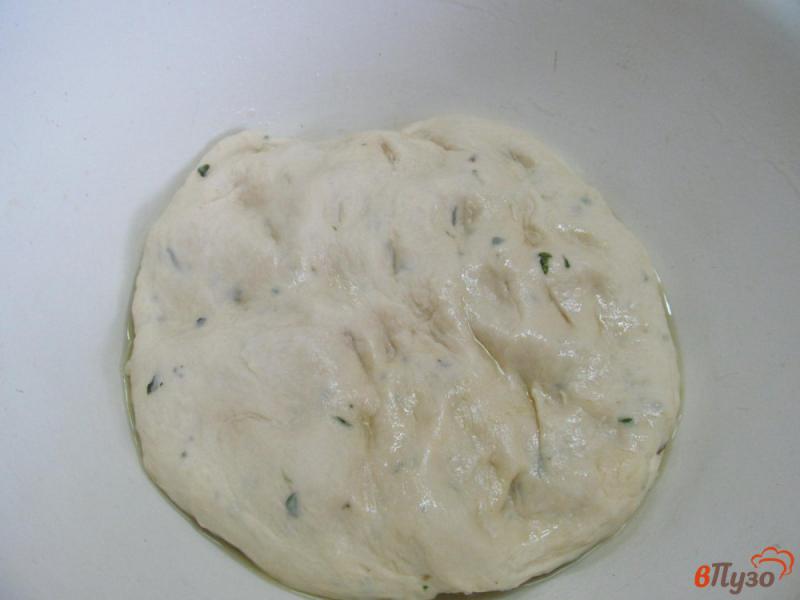 Фото приготовление рецепта: Белый хлеб с майораном шаг №4