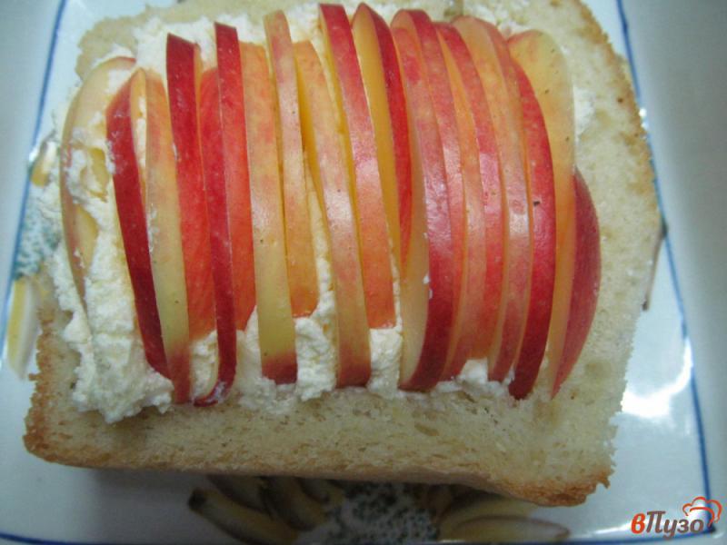 Фото приготовление рецепта: Яблочный десерт с творогом шаг №5