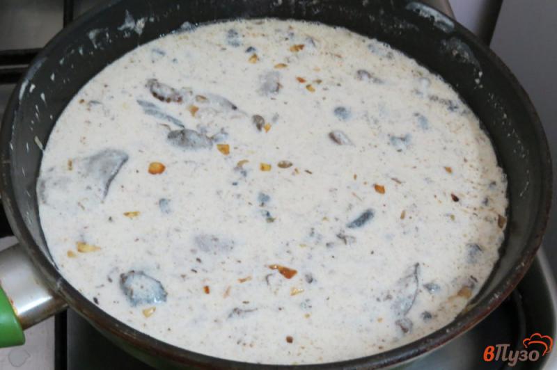 Фото приготовление рецепта: Печень с лесными грибами и сметаной шаг №8