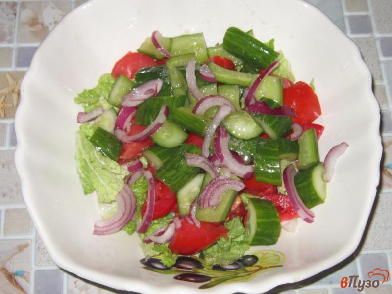 Фото приготовление рецепта: Салат овощной с малосольными огурчиками шаг №4