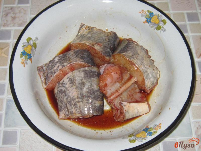 Фото приготовление рецепта: Жареный сом маринованный в соевом соусе шаг №2