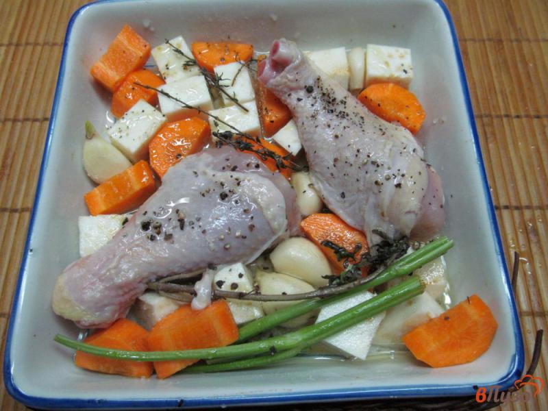 Фото приготовление рецепта: Куриные ножки запеченные на овощах с чесноком шаг №2