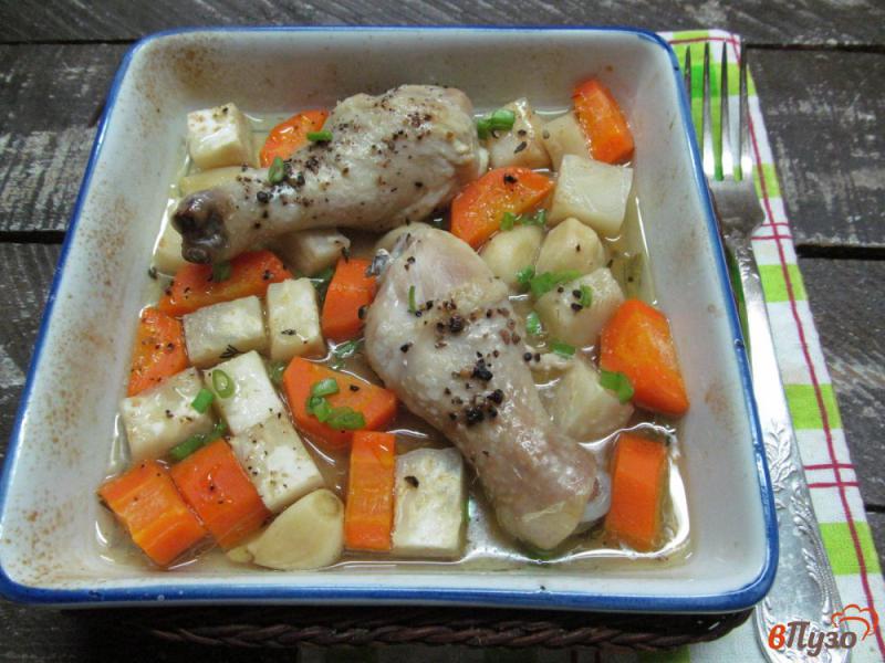 Фото приготовление рецепта: Куриные ножки запеченные на овощах с чесноком шаг №3