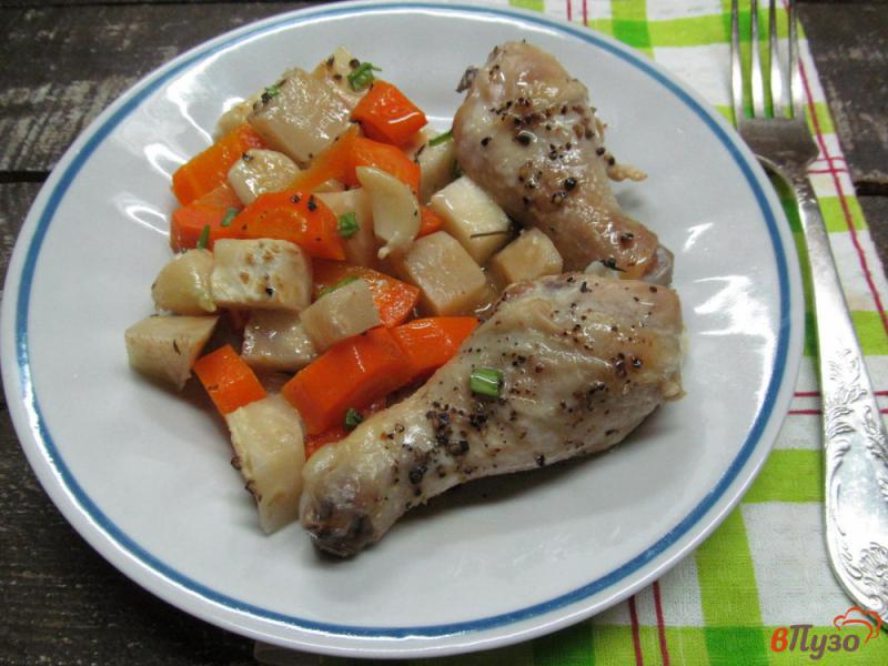 Фото приготовление рецепта: Куриные ножки запеченные на овощах с чесноком шаг №4