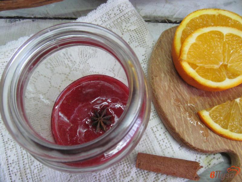 Фото приготовление рецепта: Горячий напиток из клюквы с апельсином шаг №5