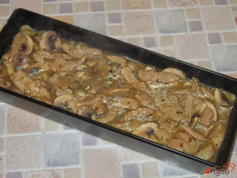 Фото приготовление рецепта: Картофельная запеканка со свининой и шампиньонами шаг №8