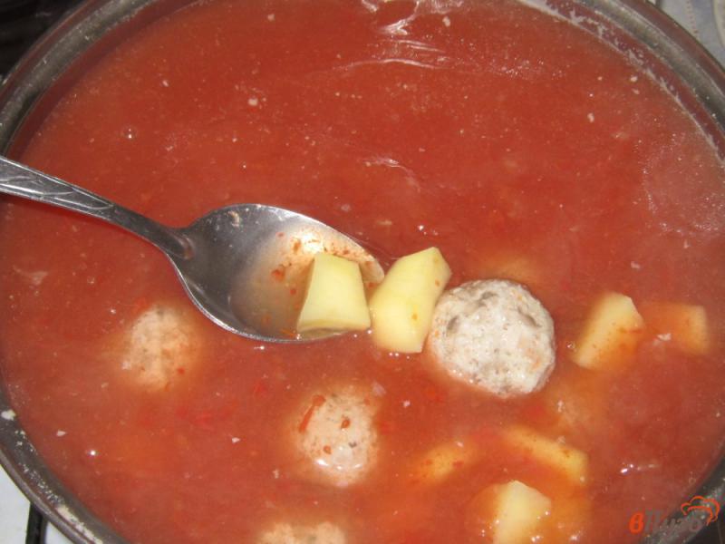 Фото приготовление рецепта: Томатный суп с грибными фрикадельками шаг №6