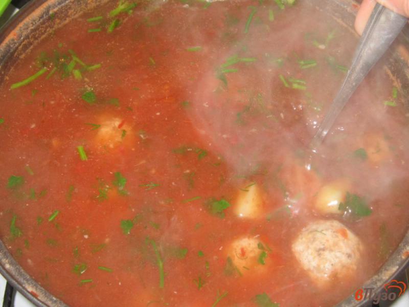 Фото приготовление рецепта: Томатный суп с грибными фрикадельками шаг №8