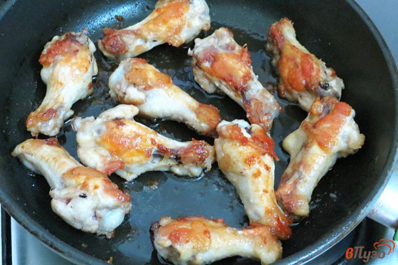 Фото приготовление рецепта: Жареные крылья с томатом шаг №4
