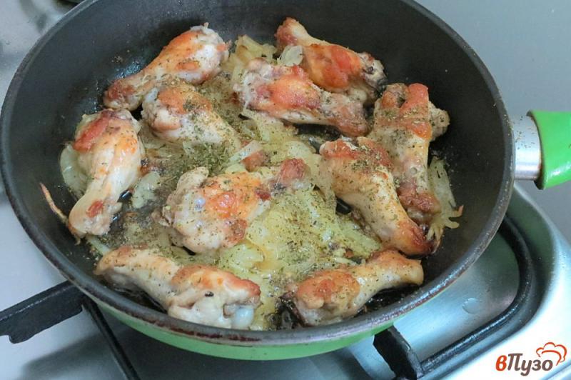 Фото приготовление рецепта: Жареные крылья с томатом шаг №6