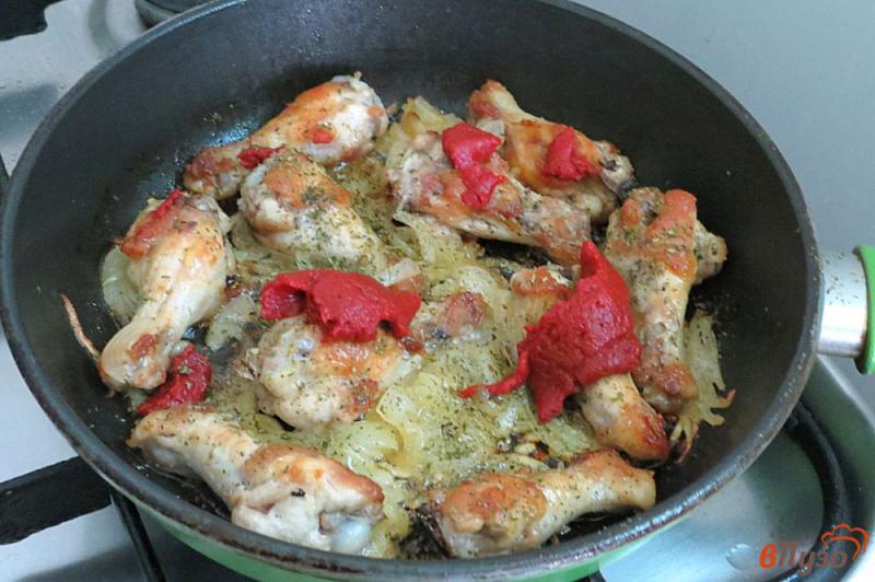Фото приготовление рецепта: Жареные крылья с томатом шаг №7