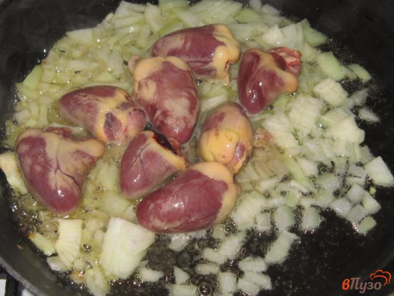 Фото приготовление рецепта: Утиные сердечки тушенные с брокколи шаг №2