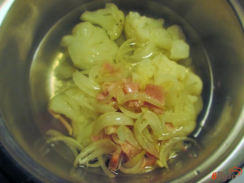 Фото приготовление рецепта: Суп-пюре из цветной капусты с беконом шаг №5