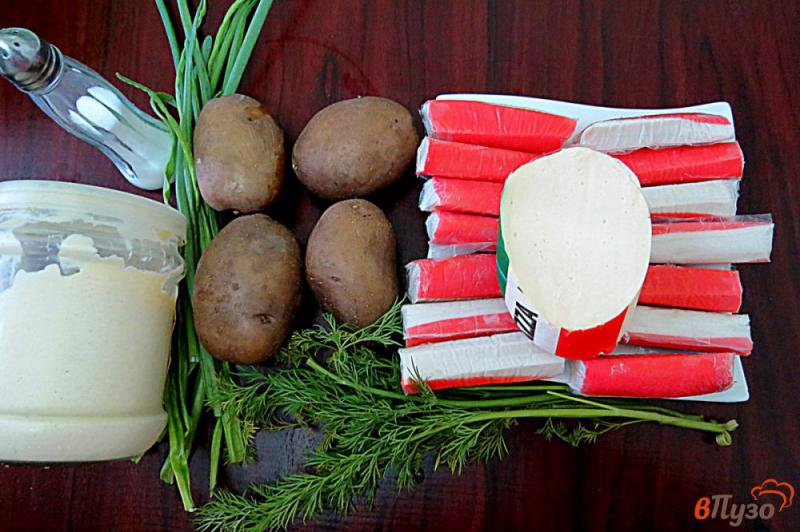 Фото приготовление рецепта: Салат с картофелем и крабовыми палочками шаг №1