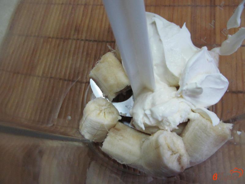 Фото приготовление рецепта: Банановое мороженое в шоколаде и орехах шаг №2