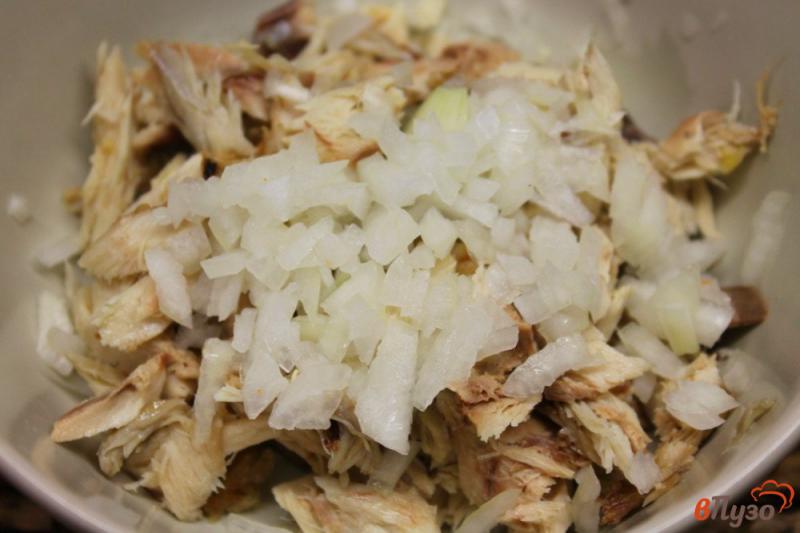 Фото приготовление рецепта: Салат из печеной скумбрии и картофеля шаг №4