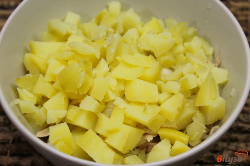 Фото приготовление рецепта: Салат из печеной скумбрии и картофеля шаг №5