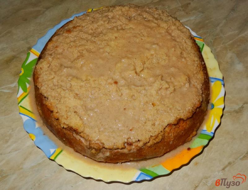 Фото приготовление рецепта: Бисквитный пирог с желейной пропиткой шаг №12