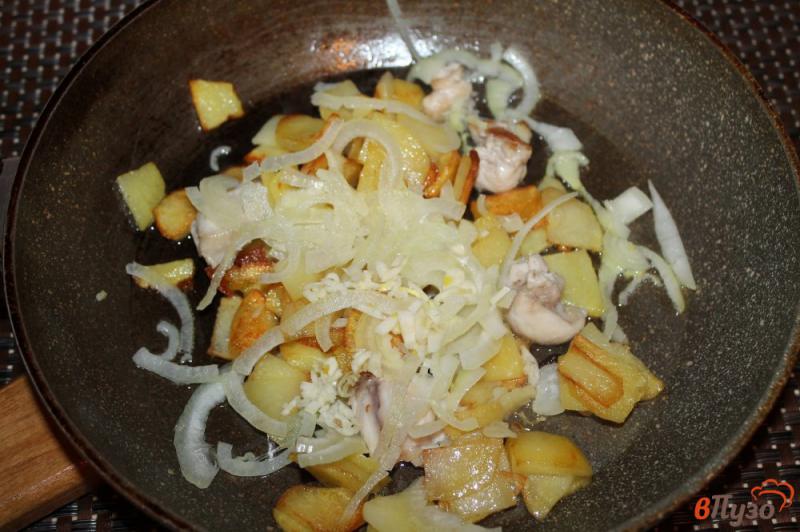 Фото приготовление рецепта: Жареный картофель с чесноком и курицей шаг №4
