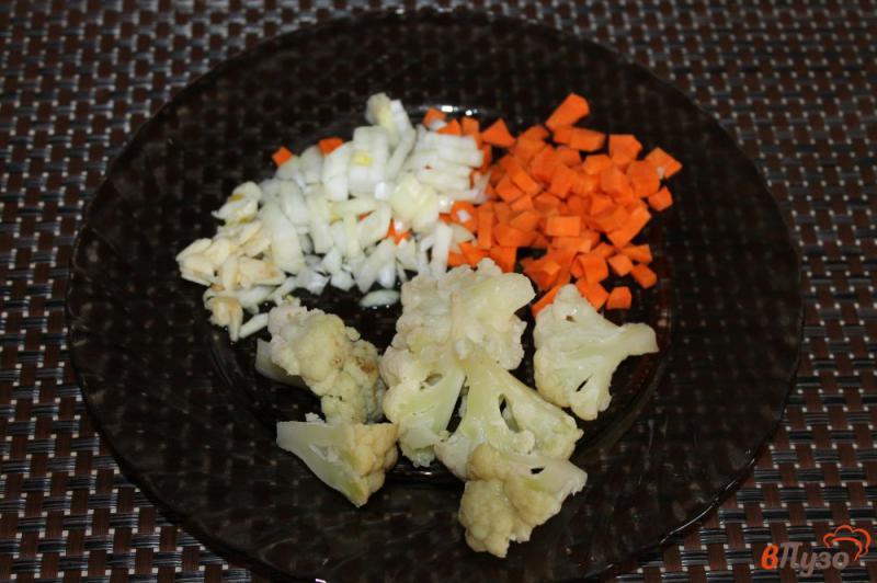 Фото приготовление рецепта: Суп с цветной капустой и мясными фрикадельками шаг №3