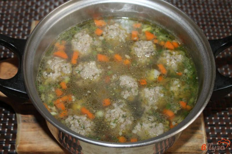Фото приготовление рецепта: Суп с цветной капустой и мясными фрикадельками шаг №7