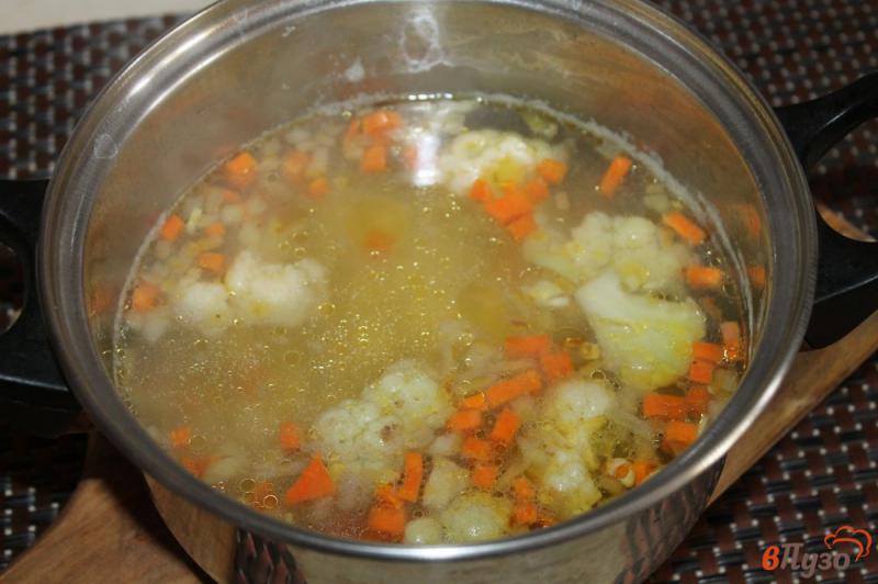 Фото приготовление рецепта: Суп с цветной капустой и мясными фрикадельками шаг №5
