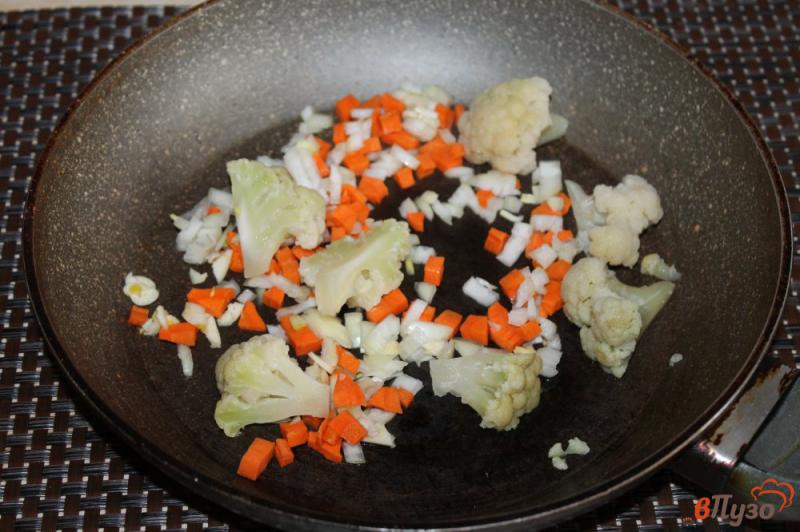 Фото приготовление рецепта: Суп с цветной капустой и мясными фрикадельками шаг №4