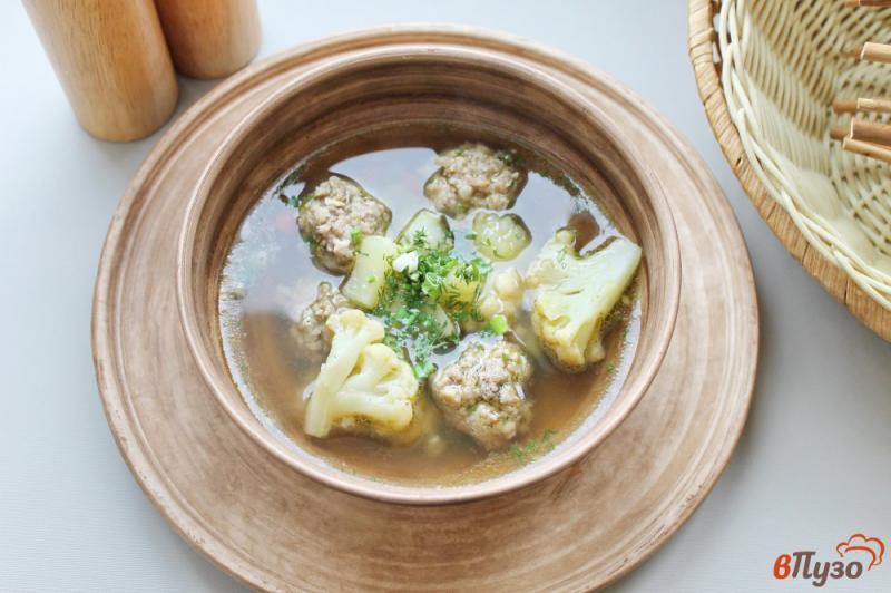 Фото приготовление рецепта: Суп с цветной капустой и мясными фрикадельками шаг №8