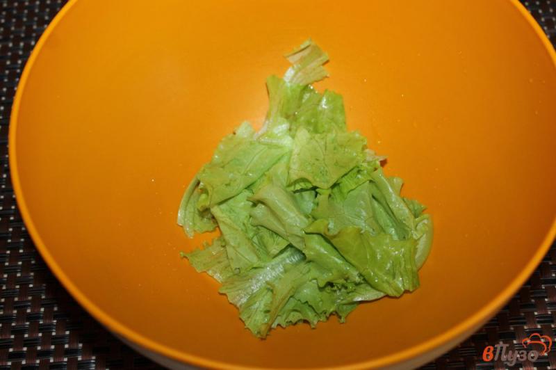 Фото приготовление рецепта: Салат с вареной колбасой, салатными листья и твердым сыром шаг №1