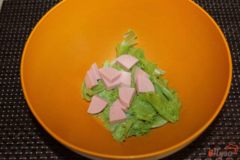 Фото приготовление рецепта: Салат с вареной колбасой, салатными листья и твердым сыром шаг №2