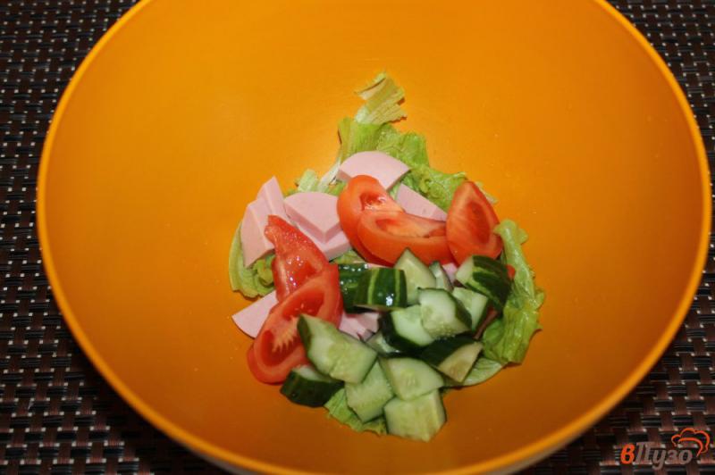Фото приготовление рецепта: Салат с вареной колбасой, салатными листья и твердым сыром шаг №3