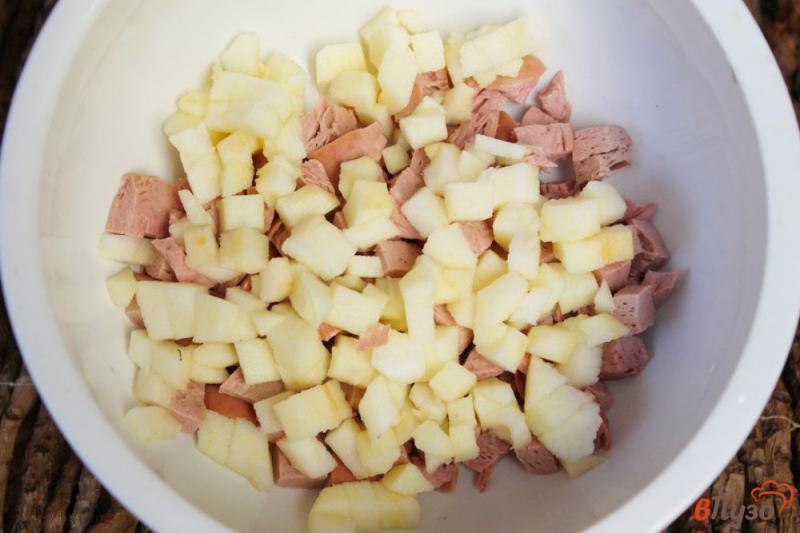Фото приготовление рецепта: Салат с кукурузой, сосисками и перцем шаг №2