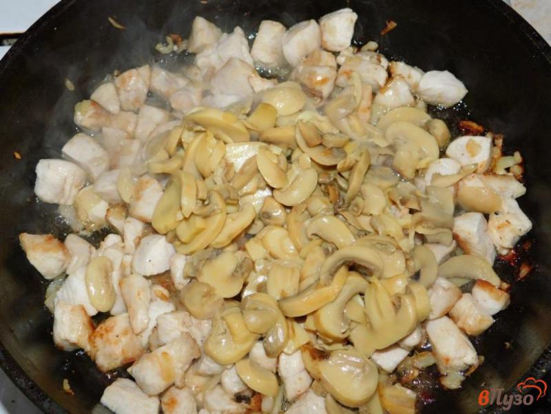 Фото приготовление рецепта: Курица с шампиньонами в сливочном соусе шаг №4